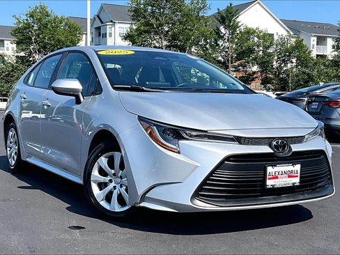 Used 2025 Toyota Corolla LE FWD image 2