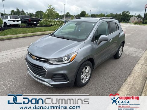 Used 2020 Chevrolet Trax LT w/ Sun & Sound Package FWD image 1