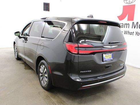 Used 2023 Chrysler Pacifica Touring-L FWD image 3
