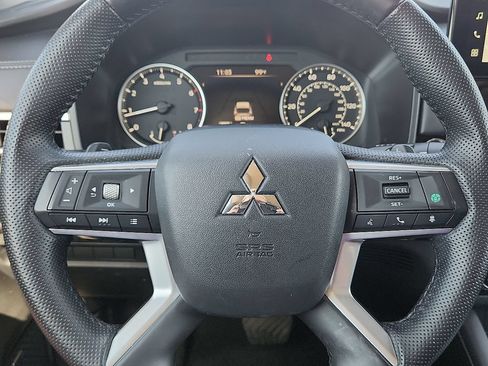 Used 2025 Mitsubishi Outlander SE FWD image 12