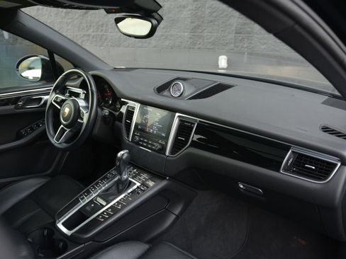 Certified 2018 Porsche Macan image 29