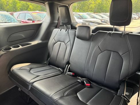 Used 2025 Chrysler Pacifica Select AWD/4WD image 32