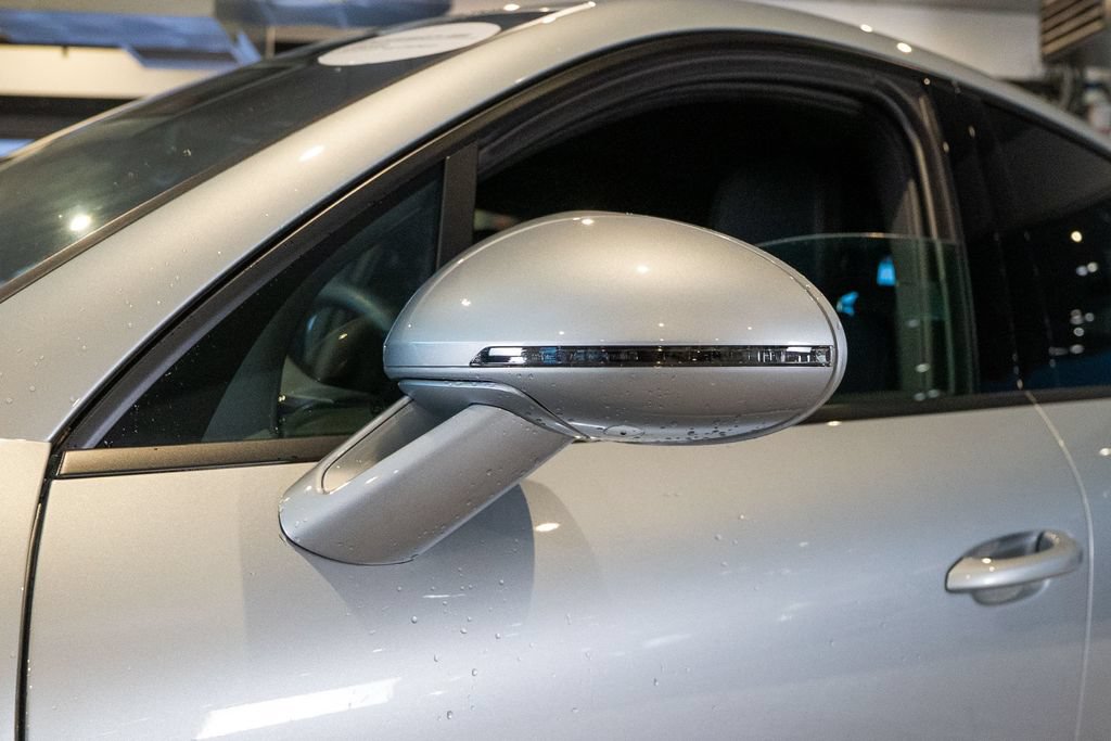 Certified 2025 Porsche Macan AWD/4WD image 12