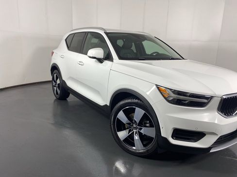 Used 2019 Volvo XC40 T5 Momentum image 4