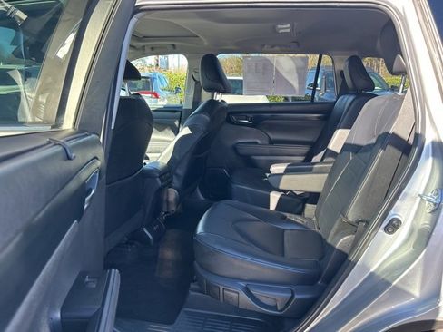 Used 2024 Toyota Highlander XLE image 12