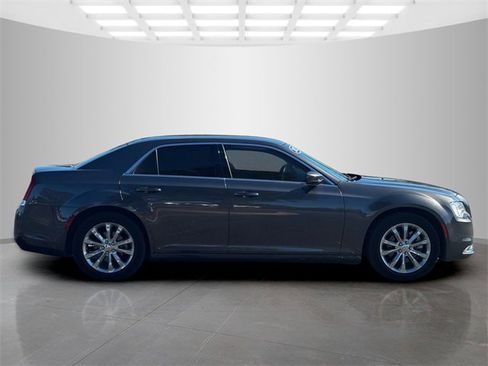 Certified 2022 Chrysler 300 Touring image 8