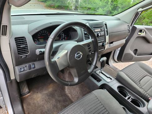 Used 2011 Nissan Frontier SV image 16