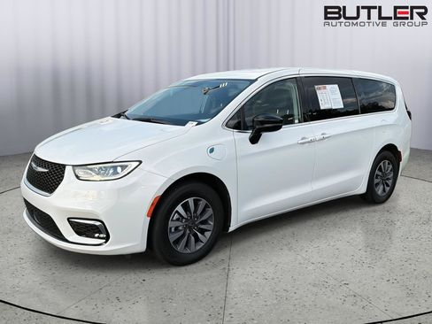Used 2024 Chrysler Pacifica Limited FWD image 2