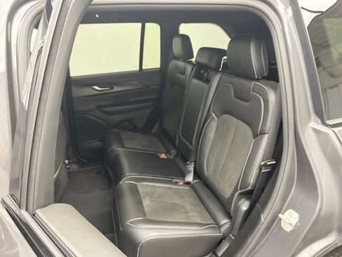 Used 2023 Jeep Grand Cherokee Altitude AWD/4WD image 11