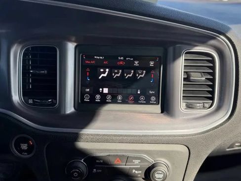 Used 2019 Dodge Charger SXT RWD image 15