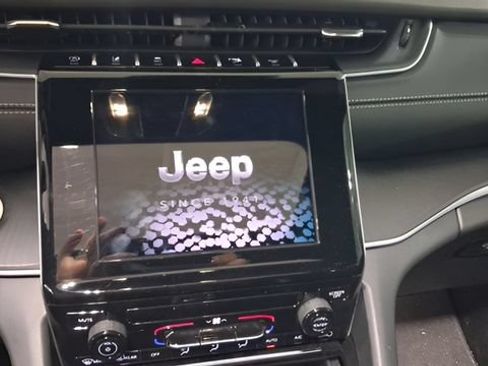 Used 2025 Jeep Grand Cherokee Laredo X w/ Trailer Tow Package AWD/4WD image 9