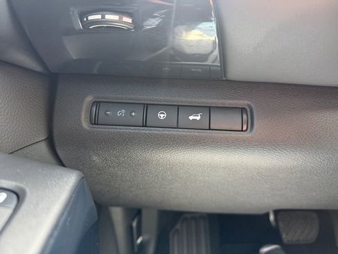 Used 2025 Nissan Pathfinder SV FWD image 24