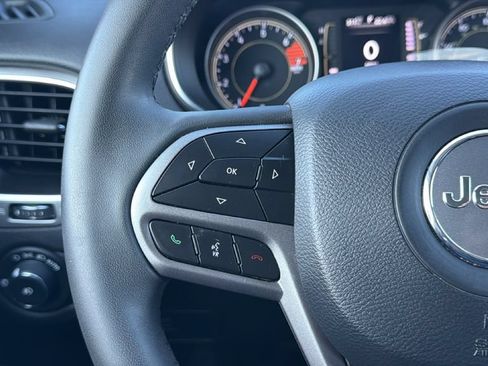 Used 2020 Jeep Cherokee Latitude Plus FWD image 18