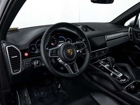 Certified 2022 Porsche Cayenne Platinum Edition image 4