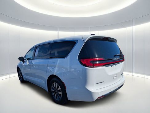 Certified 2024 Chrysler Pacifica Select image 6