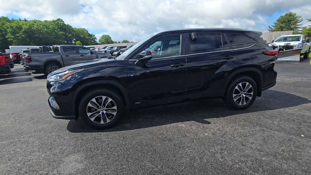 Used 2023 Toyota Highlander XLE AWD/4WD image 16
