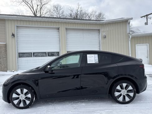 Used 2022 Tesla Model Y Long Range image 9