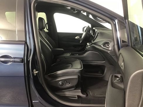 Used 2023 Chrysler Pacifica Limited w/ Uconnect Theater Family Group FWD image 21