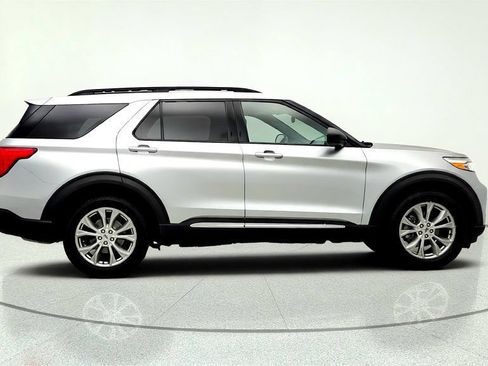 Used 2020 Ford Explorer XLT w/ Equipment Group 202A AWD/4WD image 4
