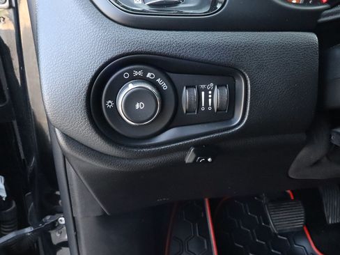 Used 2017 Jeep Renegade Altitude FWD image 16