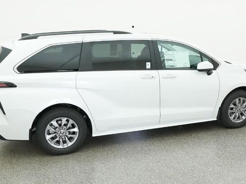 New 2026 Toyota Sienna XLE image 10