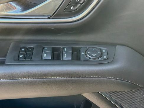 Used 2024 Chevrolet Suburban LT RWD image 18