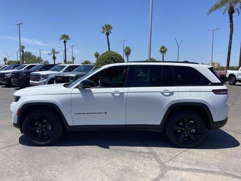 Used 2023 Jeep Grand Cherokee Altitude AWD/4WD image 4