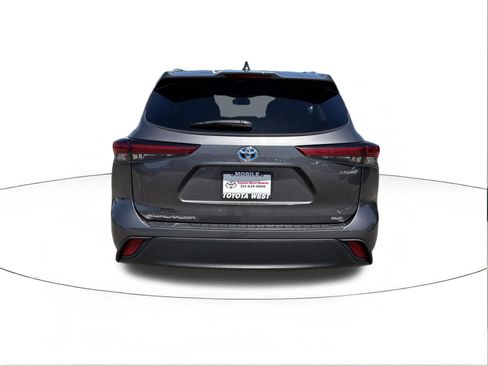 Used 2021 Toyota Highlander XLE FWD image 4