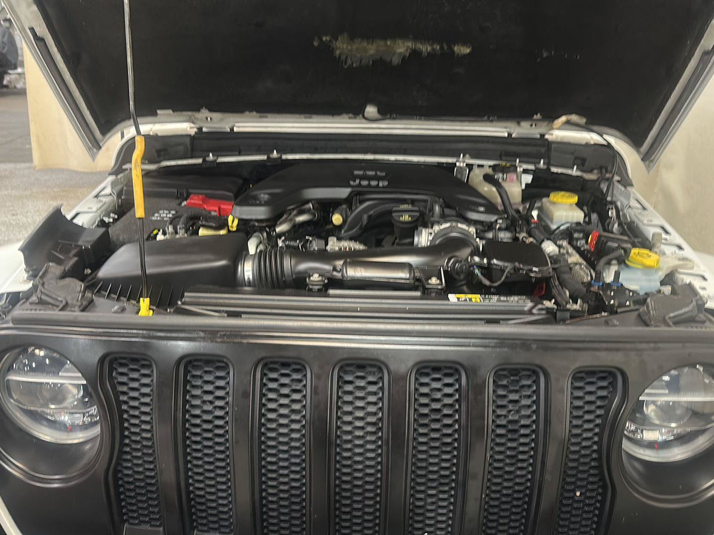 Used 2018 Jeep Wrangler Unlimited Sahara w/ Cold Weather Group AWD/4WD image 14