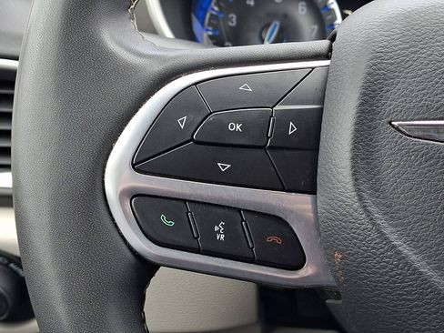 Used 2024 Chrysler Pacifica Touring-L image 23