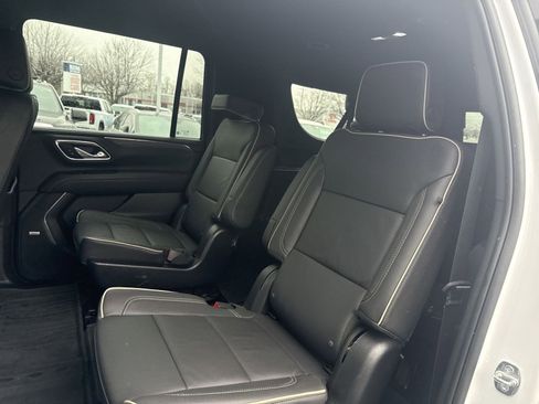 Used 2024 GMC Yukon XL SLT w/ SLT Luxury Package image 24
