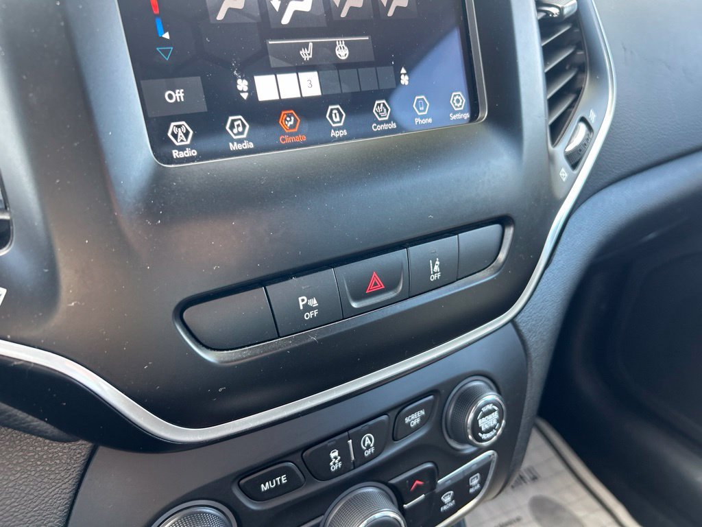 Certified 2021 Jeep Cherokee Latitude Plus AWD/4WD image 11