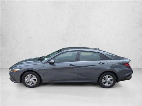 Used 2025 Hyundai Elantra SE FWD image 8