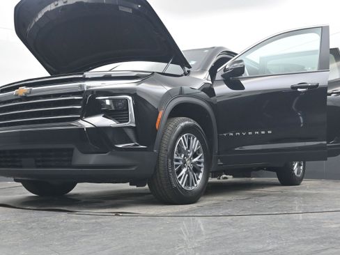 Used 2025 Chevrolet Traverse LT image 38