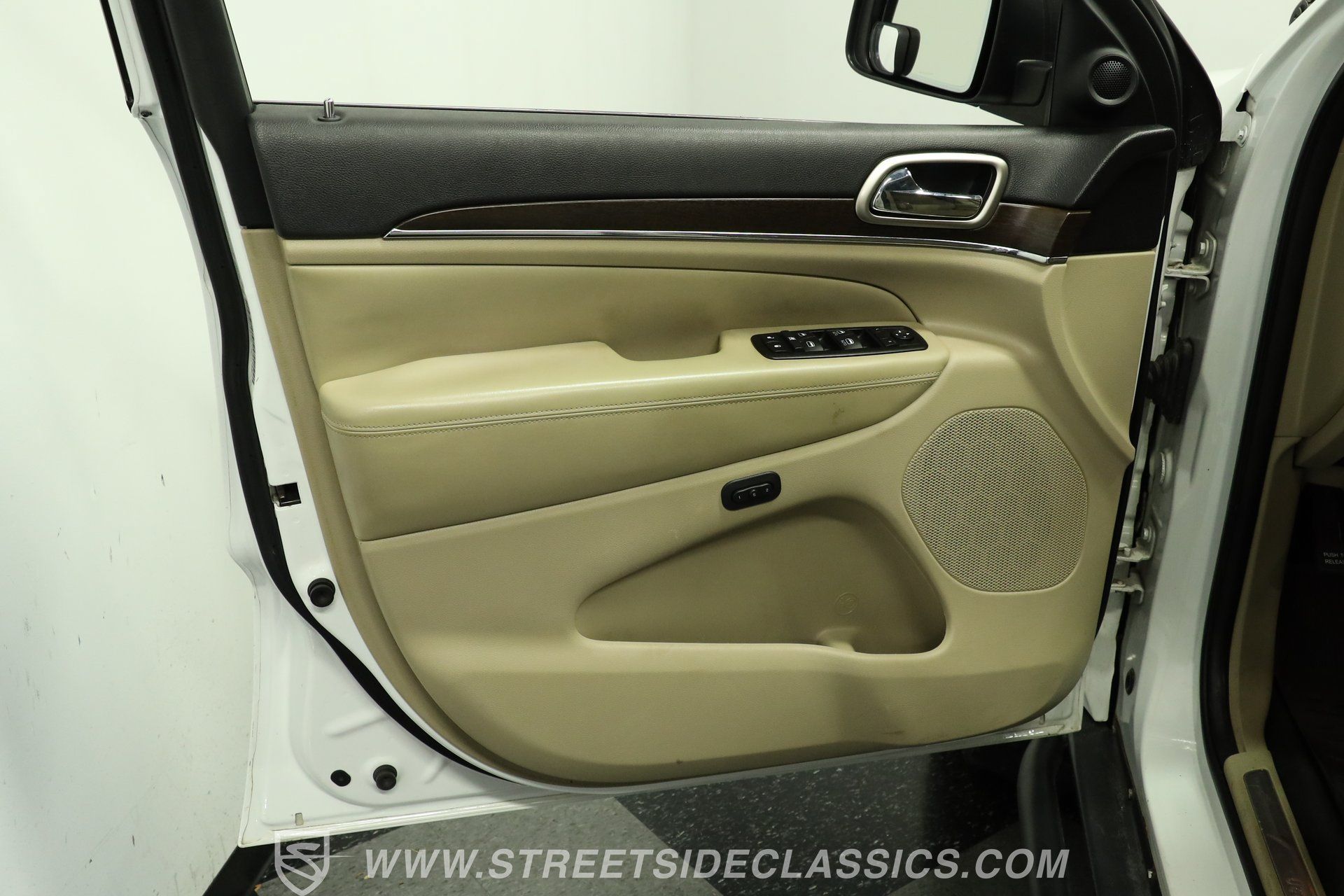 Used 2014 Jeep Grand Cherokee Limited w/ Luxury Group II AWD/4WD image 35