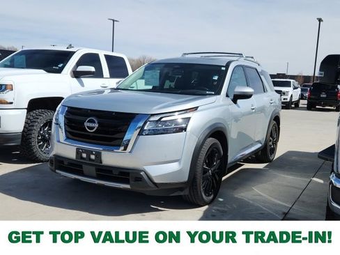 Used 2024 Nissan Pathfinder Platinum image 1