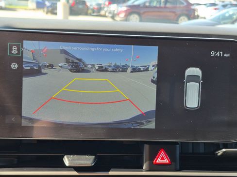 Used 2025 Kia Carnival FWD image 27