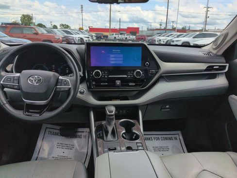 Used 2023 Toyota Highlander Limited AWD/4WD image 12