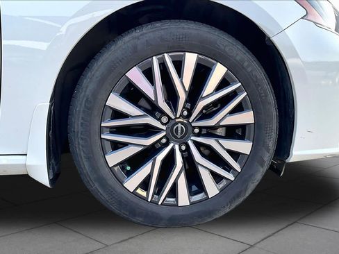 Used 2024 Nissan Altima 2.5 SV FWD image 11