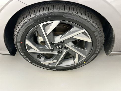 Used 2025 Hyundai Elantra SEL image 11