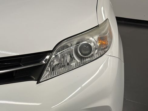 Used 2020 Toyota Sienna LE w/ Carpet Mat Package FWD image 11