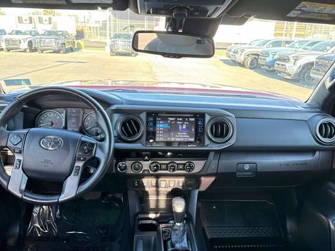 Used 2018 Toyota Tacoma TRD Off-Road w/ Technology Package AWD/4WD image 13