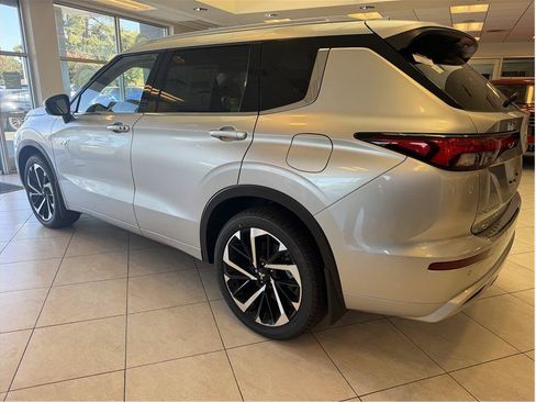 Used 2025 Mitsubishi Outlander 4WD Plug-In Hybrid image 6
