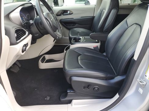 Used 2024 Chrysler Pacifica Touring-L FWD image 15