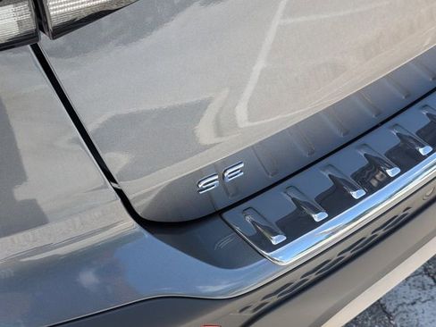 Used 2025 Volkswagen Taos SE w/ Panoramic Sunroof Package FWD image 16