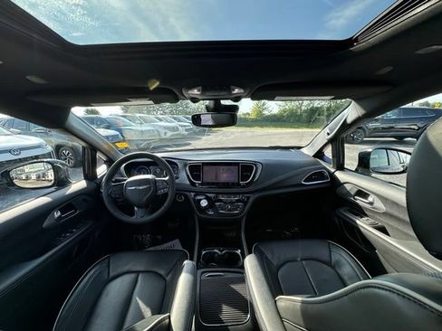 Used 2025 Chrysler Pacifica Limited FWD image 15