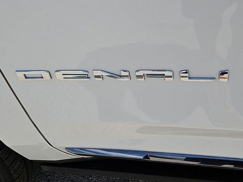Used 2023 GMC Yukon XL Denali Ultimate AWD/4WD image 15