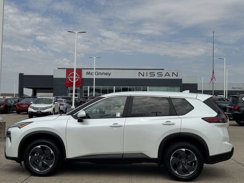 Used 2024 Nissan Rogue SV AWD/4WD image 3