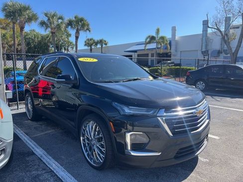 Used 2022 Chevrolet Traverse LT image 1