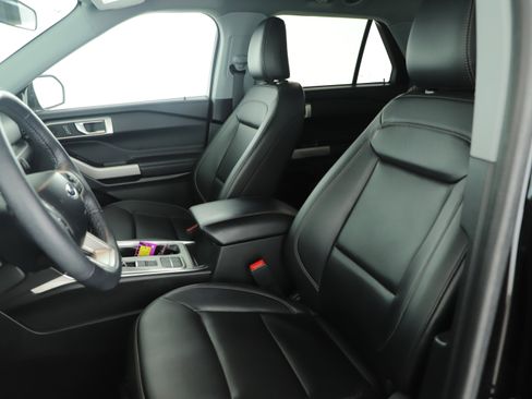 Used 2024 Ford Explorer XLT w/ Equipment Group 202A image 5